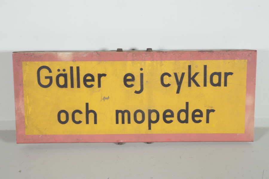 Plåtskylt "Gäller ej cyklar och mopeder" 