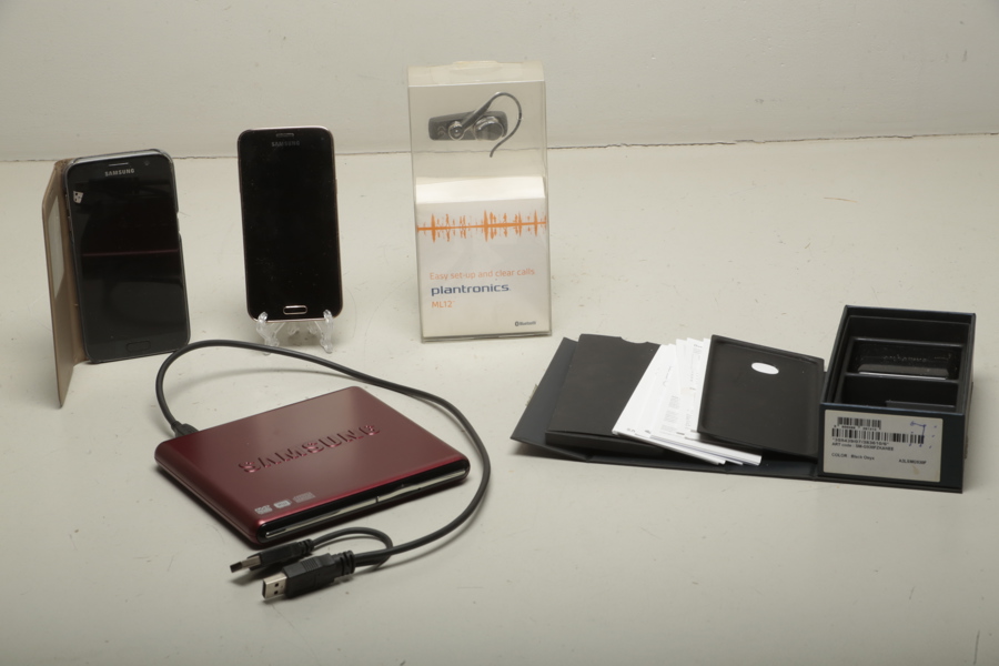 Samsung mobiltelefoner, 2 stycken + Samsung DVD-spelare & Plantronics bluetooth Headset