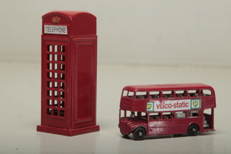 Samlarbil Routemaster buss Matchbox, märkt BP + telefonkiosk