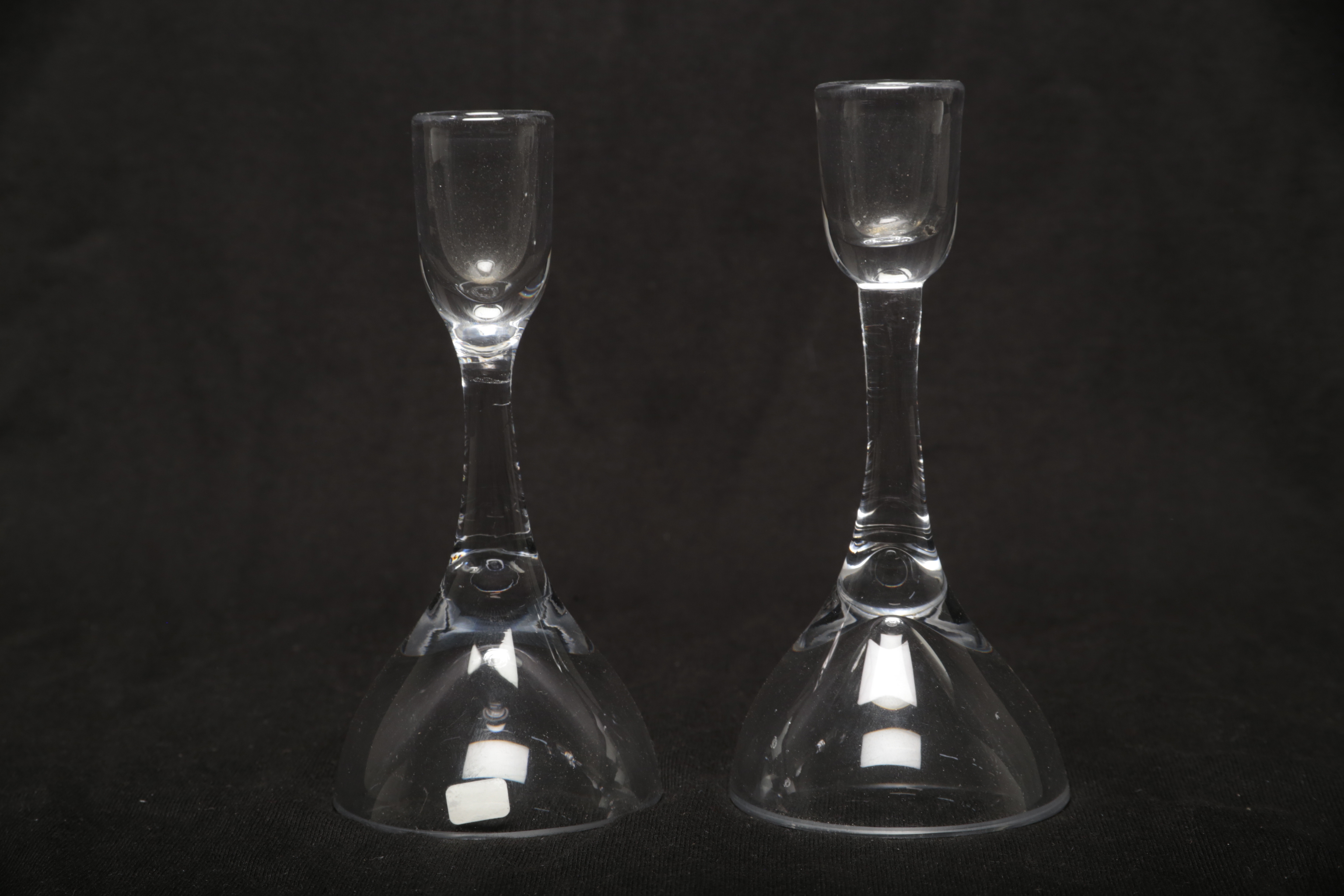 Vicke Lindstrand Kosta Boda, ljusstakar 1 par | Auction