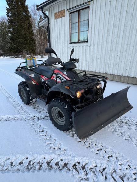 Fyrhjuling med plogblad, Linhai 300 4x4, årsmodell 2006