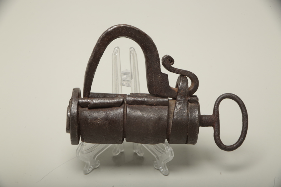 Bultlås med nyckel, järn, 1800-tal