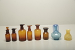 Apoteksflaskor, 6 stycken + karaff miniatyr, Pukeberg vas