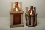 Svagdricksflaskor i träställning, 2 stycken