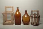 Svagdricksflaskor i träställning, 2 stycken