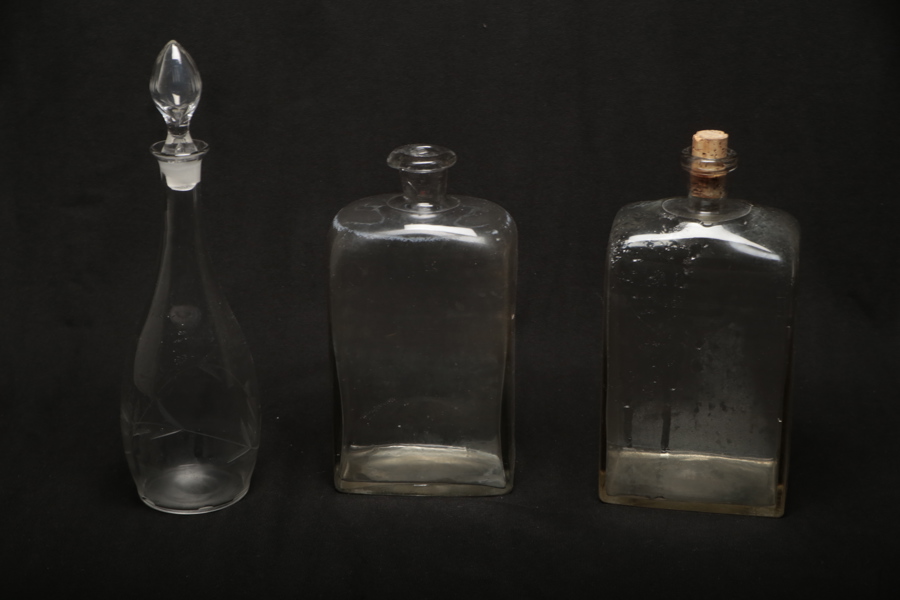 Brännvinsflaskor, 2 stycken, 1800-1900 tal + Karaff slipad dekor