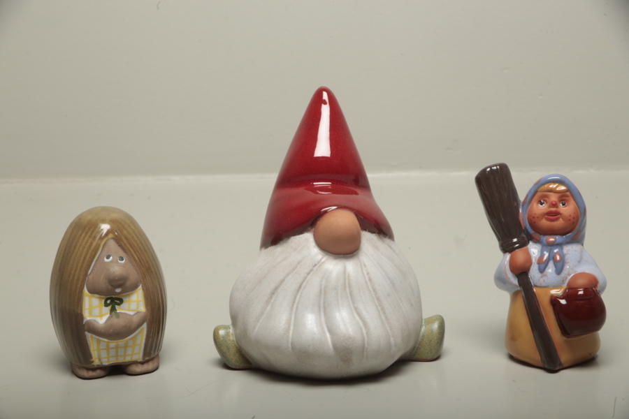 Rolf Berg figurin "gumma", Nittsjö keramik "tomte" + troll keramik