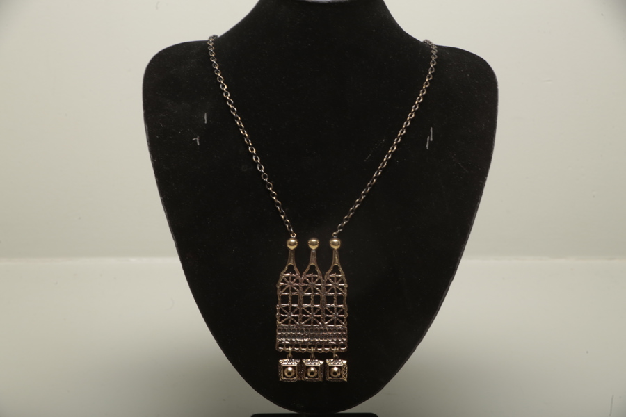 Penti Sarpaneva, halskedja med hänge, brons