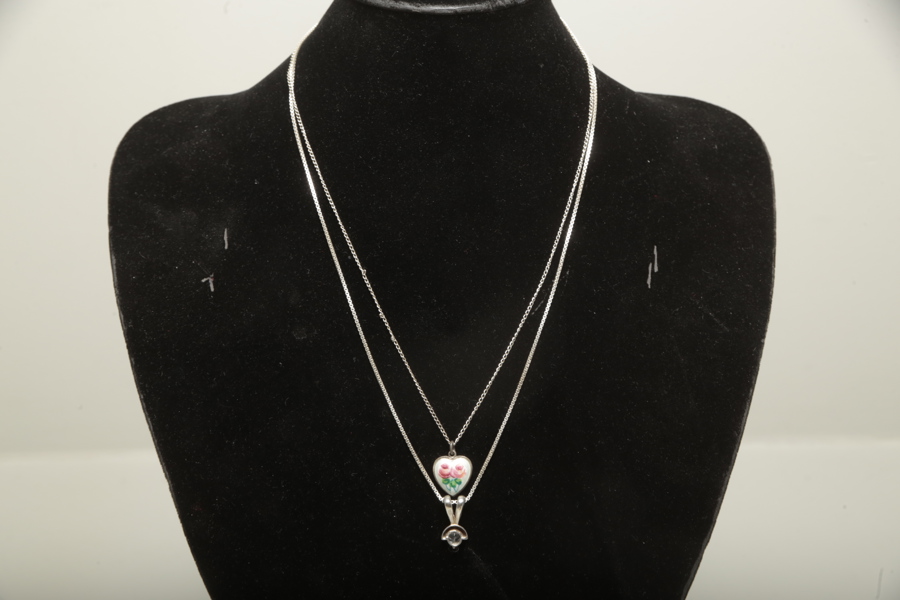 Halskedjor med berlocker, silver, 2 stycken