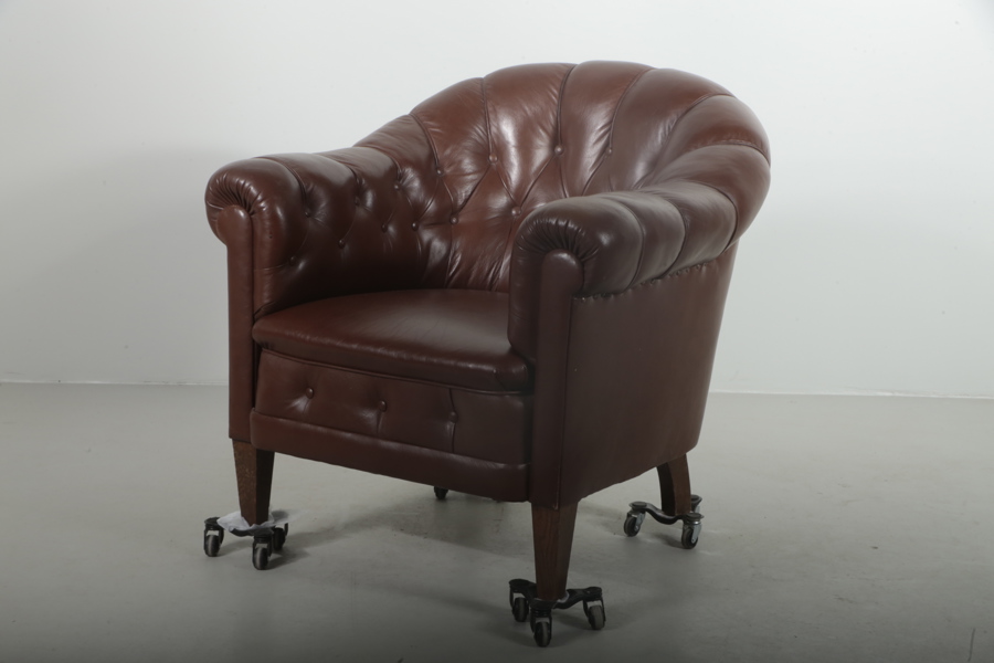 Fåtölj skinn, Chesterfield-stil, 1900-2000 tal