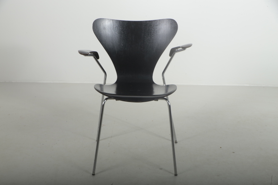 Arne Jacobsen Fritz Hansen "Sjuan" karmstol