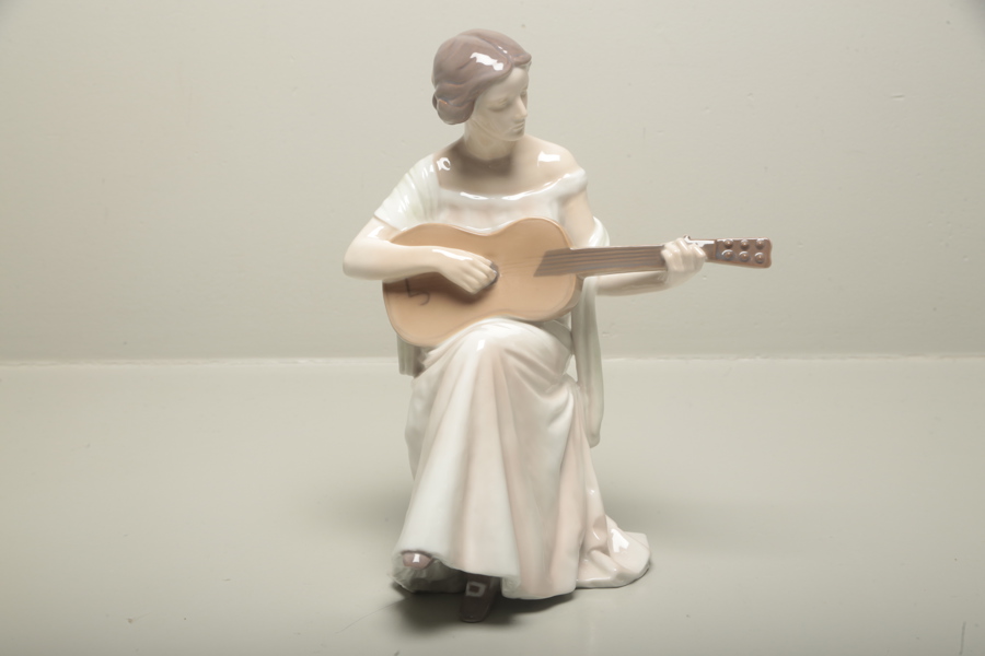 Bing & Gröndahl figurin "Gitarrspelande kvinna" signerda 1684 BN