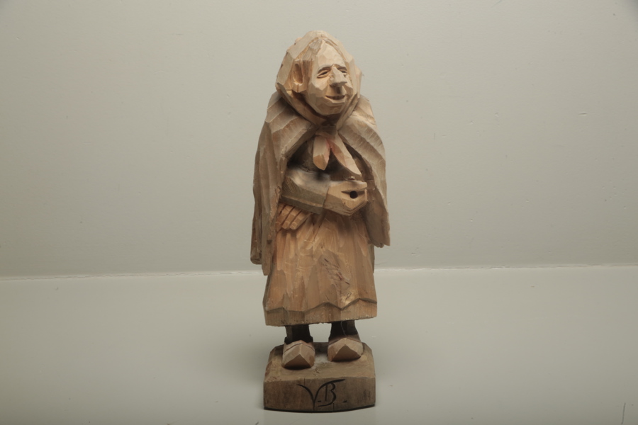 Figurin träsnideri, signerad VB