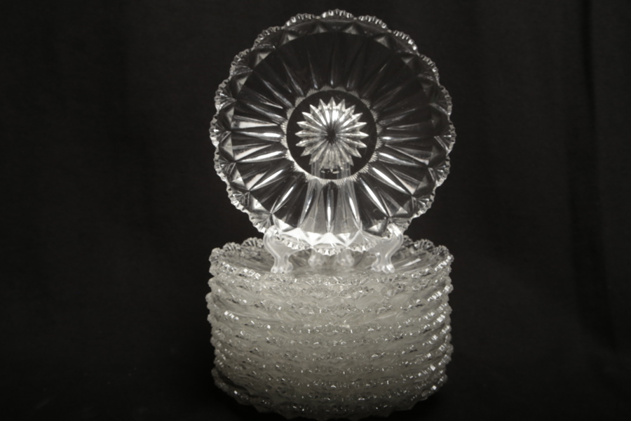 Assietter pressglas, 11 stycken