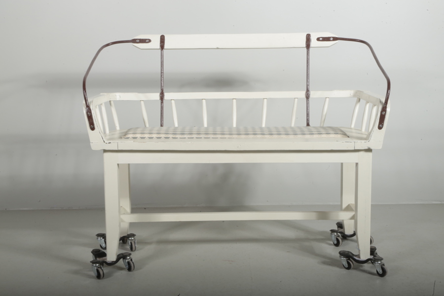 Vagnssäte 1900-tal, omgjord till soffa