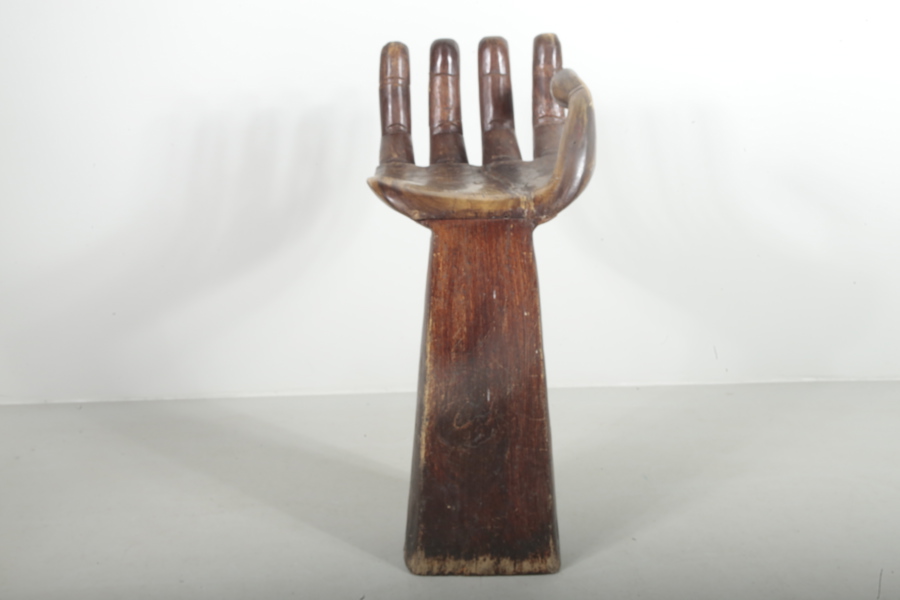 Stol i form av hand, trä, signerad Ricky Sabor