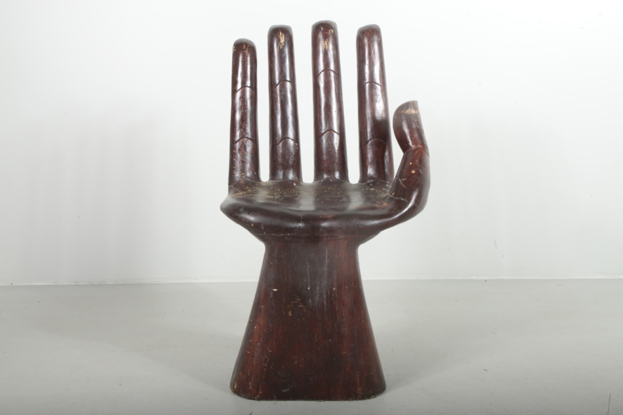 Stol i form av en hand, trä, signerad Ricky Sabor.