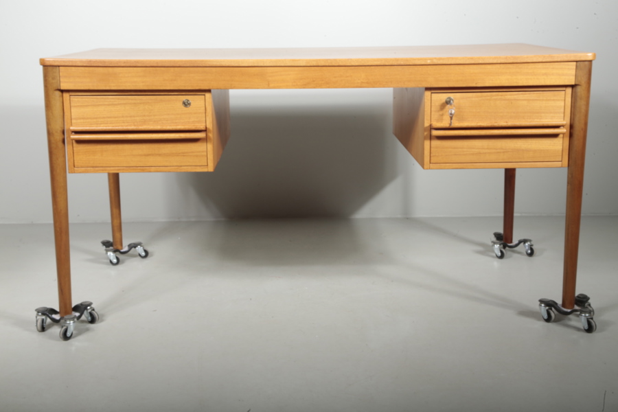 Skrivbord 1950/60-tal, "Averskog Lamhult"