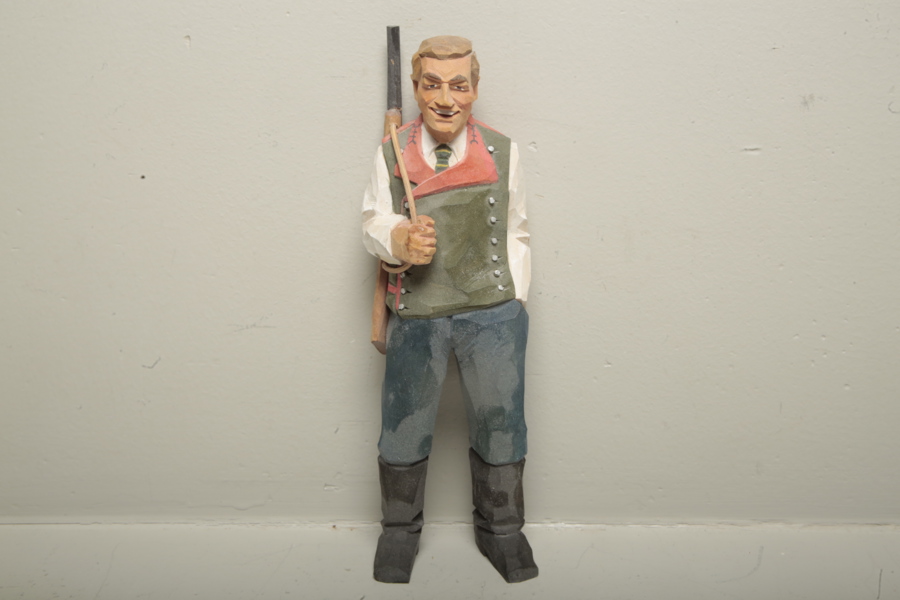 Figurin trä, signerad Gunnasson 