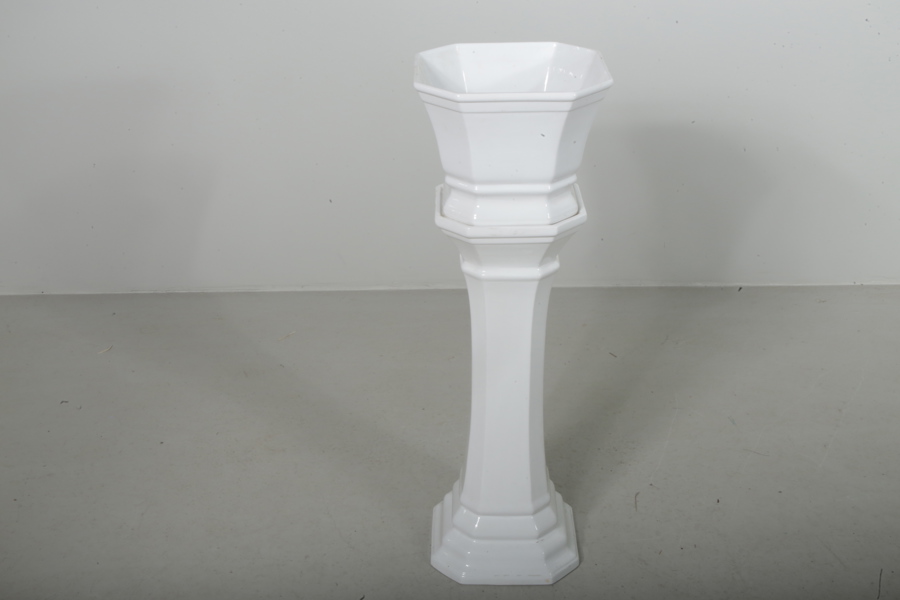 Piedestal med ytterfoder, porslin, 1900-tal