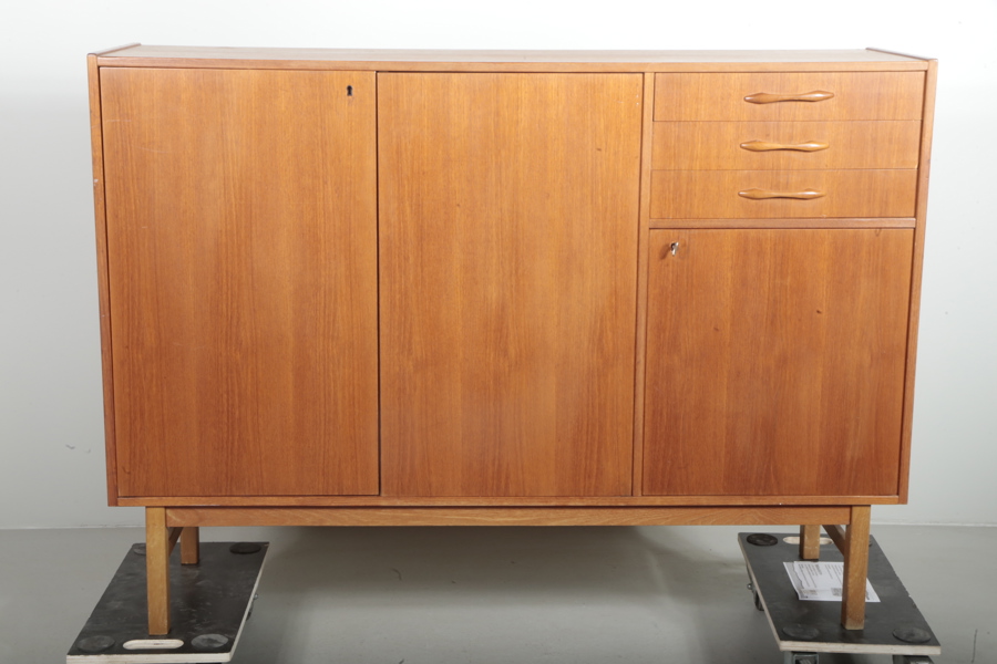 Sidobord/linneskåp teak, 1950-1960 tal