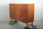Sidobord/linneskåp teak, 1950-1960 tal