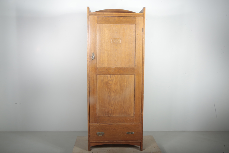 Skåp ek "Äpplet" 1930-1940 tal