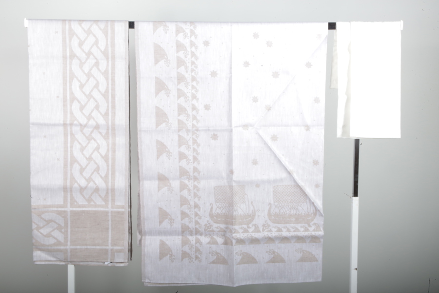 Almedahls dukar 2st i lin & 1st Kosta Linnewäfveri duk