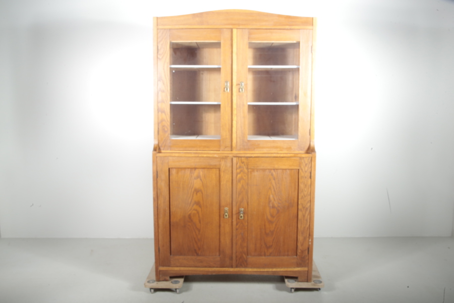 Vitrinskåp i ek, 1930/1940-tal
