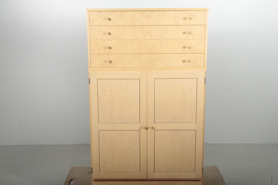 Skåp, modernt i björkfaner