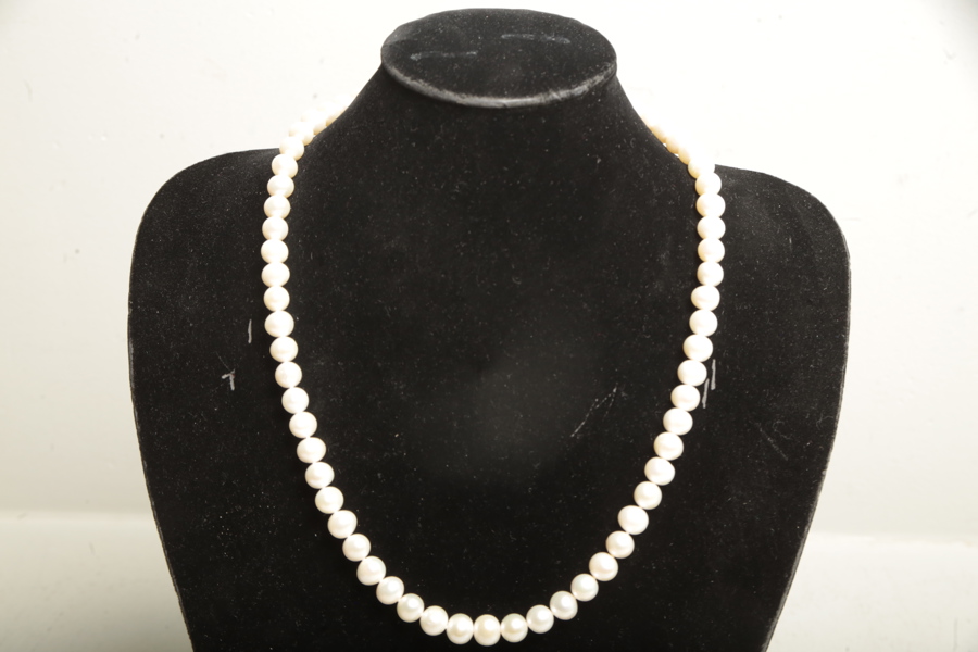 Pärlhalsband "Akoyapärla", Spänne= 18K Guld