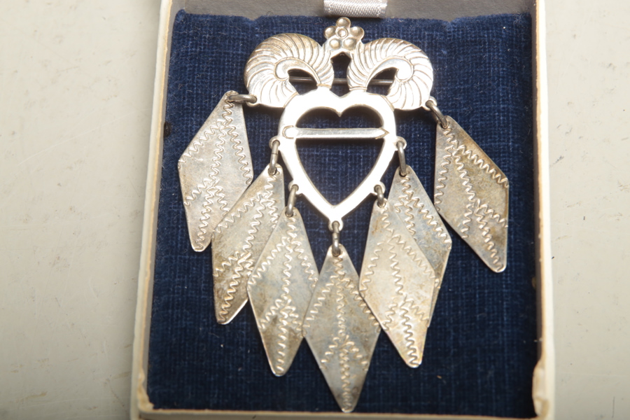 Dräktbrosch, silver
