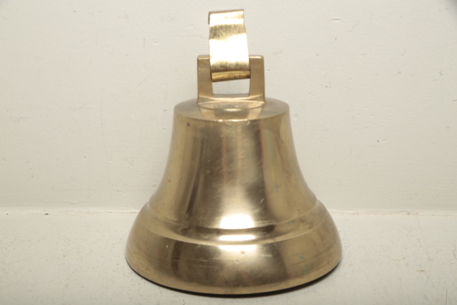 Skakelklocka i mässing. "E. moren, Mora"