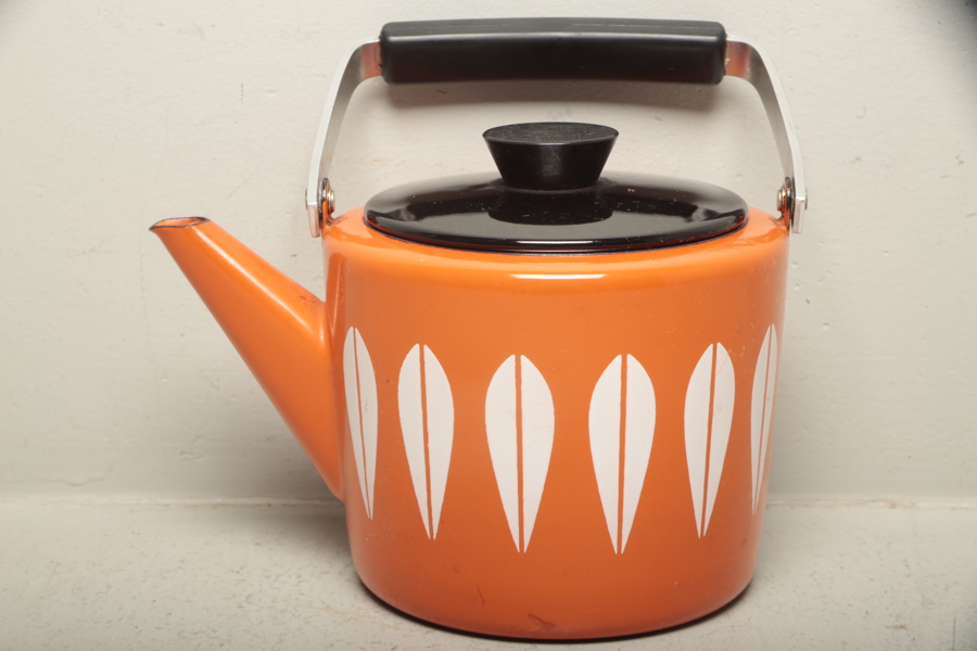 Tekanna, "Lotus" emalj, Design:  Grete Prytz, 1900-talets andra hälft. 