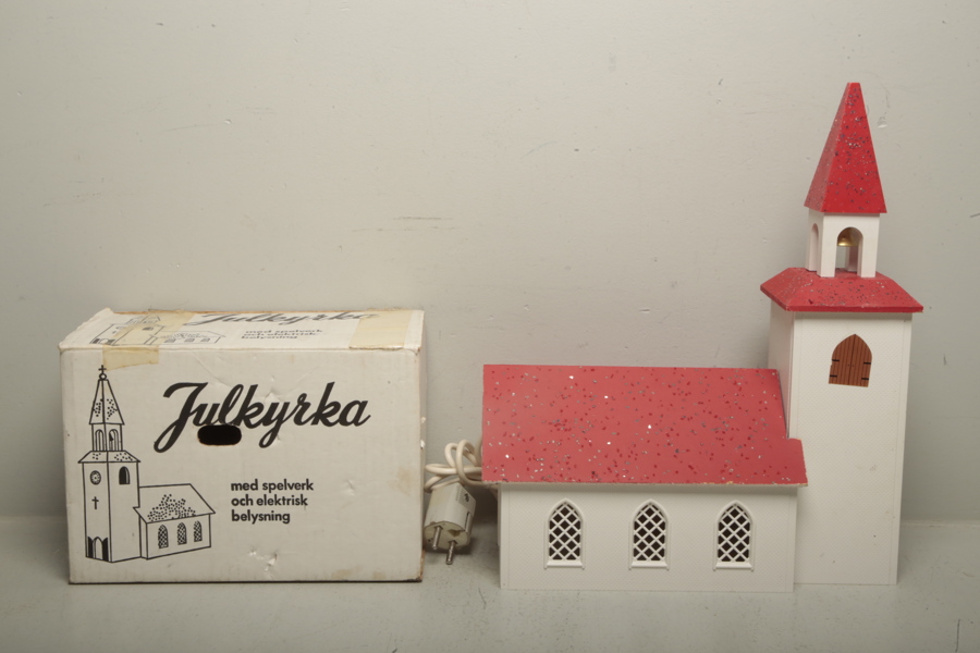 Julkyrka med spelverk & belysning. 