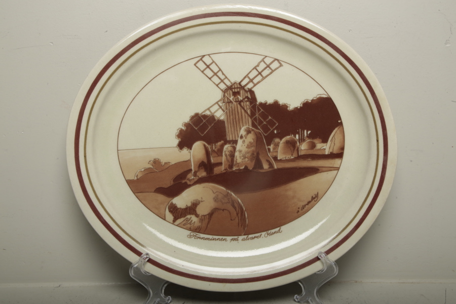 Åke Arenhill, stengodstallrik. Höganäs Keramik N:o 272/1300