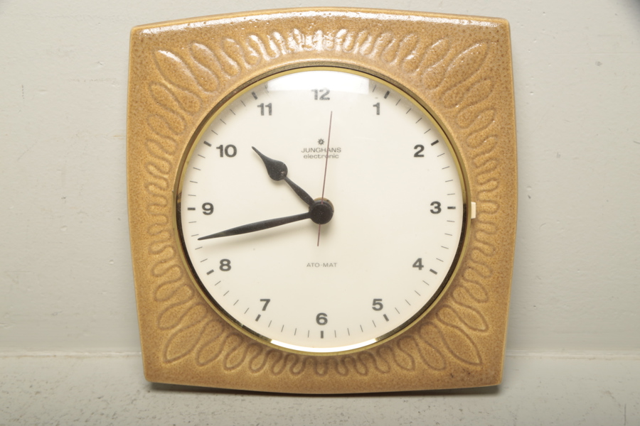 Väggur, "Junghans Electronic Ato-Mat"