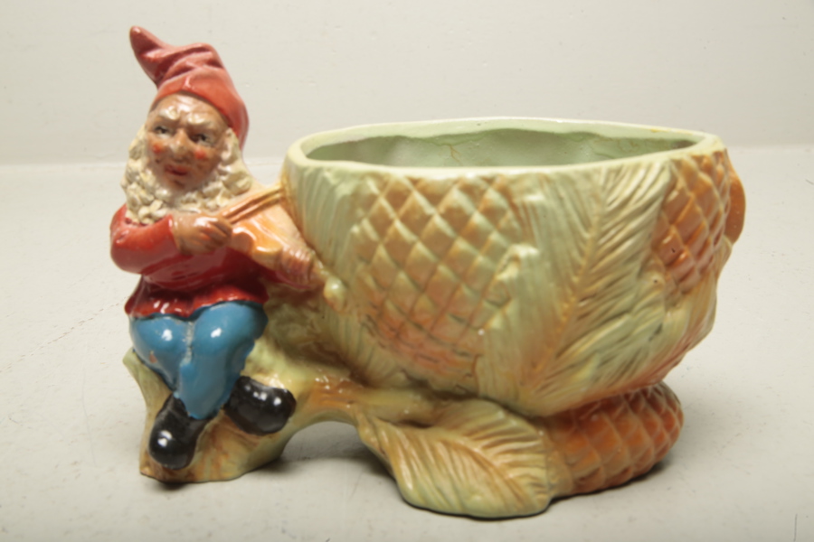 Figurin i keramik, "Tomte med blomkruka"