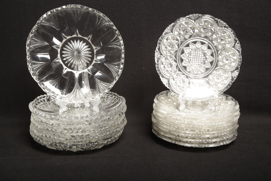 Assietter, pressglas diverse 