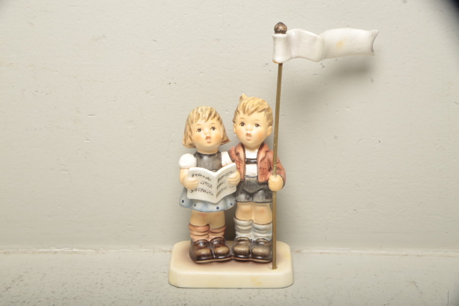 Goebel-figurin "Pojke och flicka med noter" 