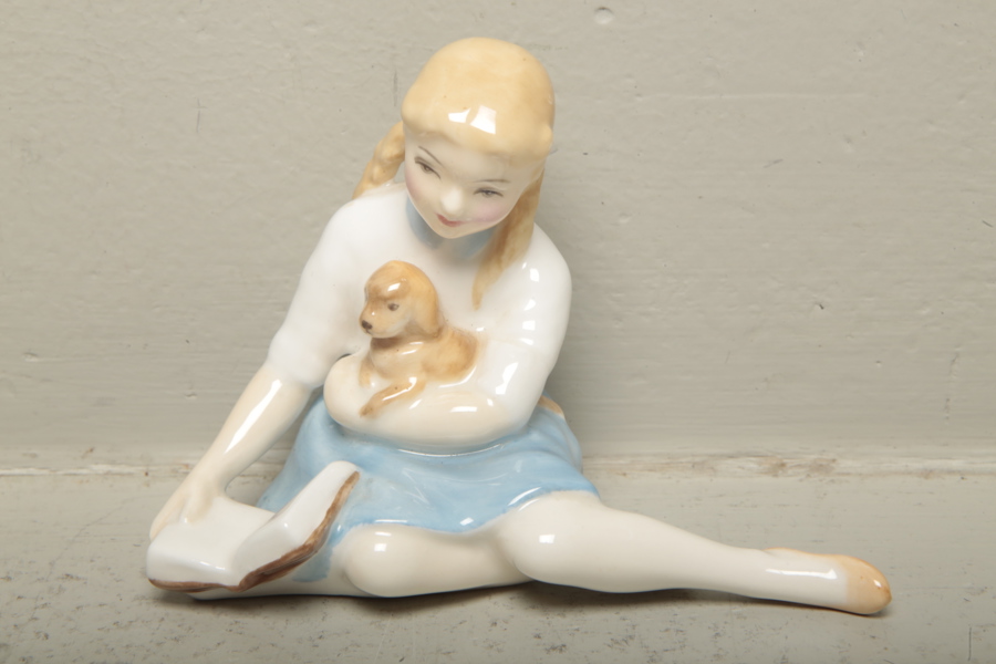 Royal Doulton figurin "Flicka med hundvalp"