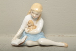 Royal Doulton figurin "Flicka med hundvalp"