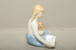 Royal Doulton figurin "Flicka med hundvalp"