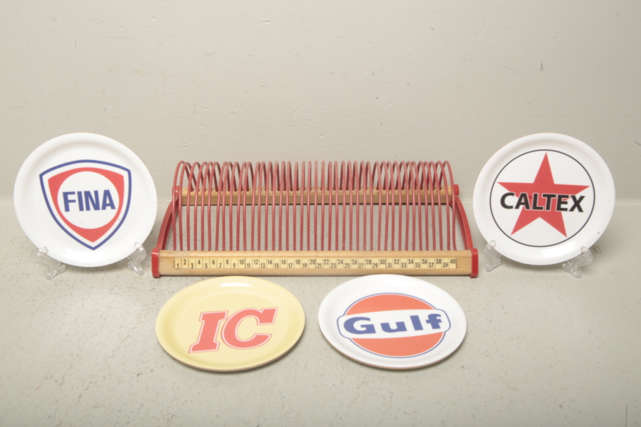 Skivställ 1950-tal + brickor hårdplast, 4 stycken