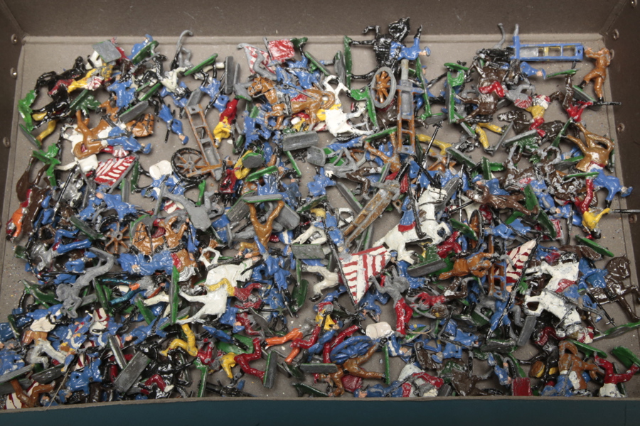 Parti figuriner tenn