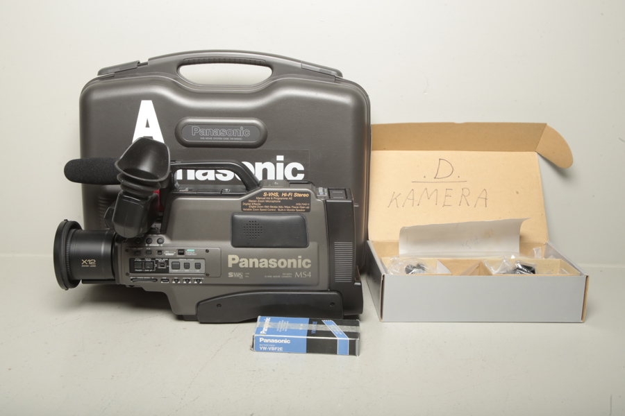 Filmkamera "Panasonic S-VHS, HiFi Stereo" med diverse tillbehör