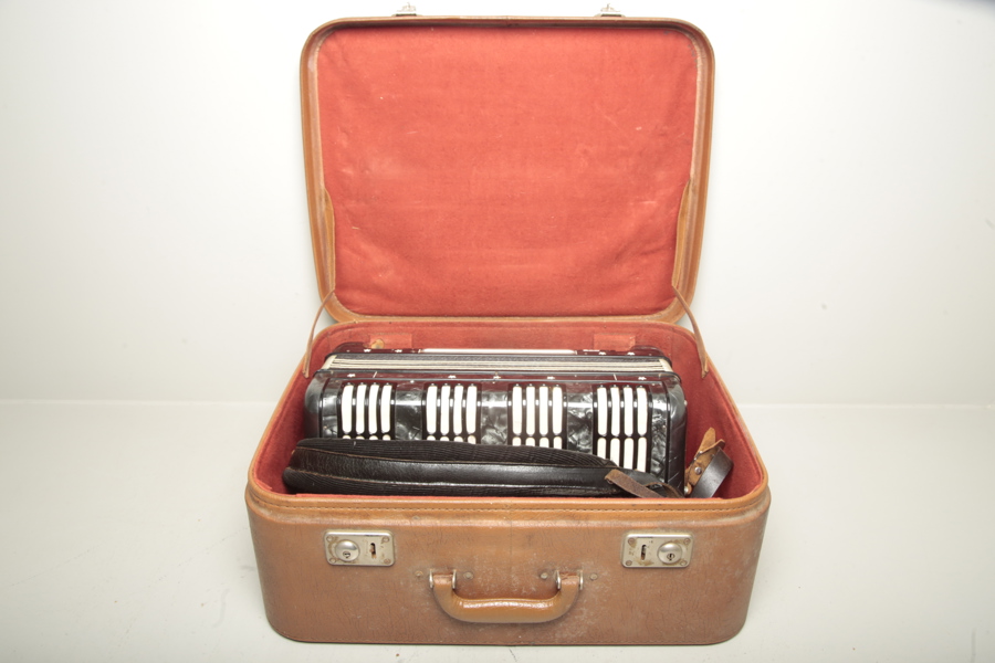 Dragspel-omärkt & tillhörande väska 