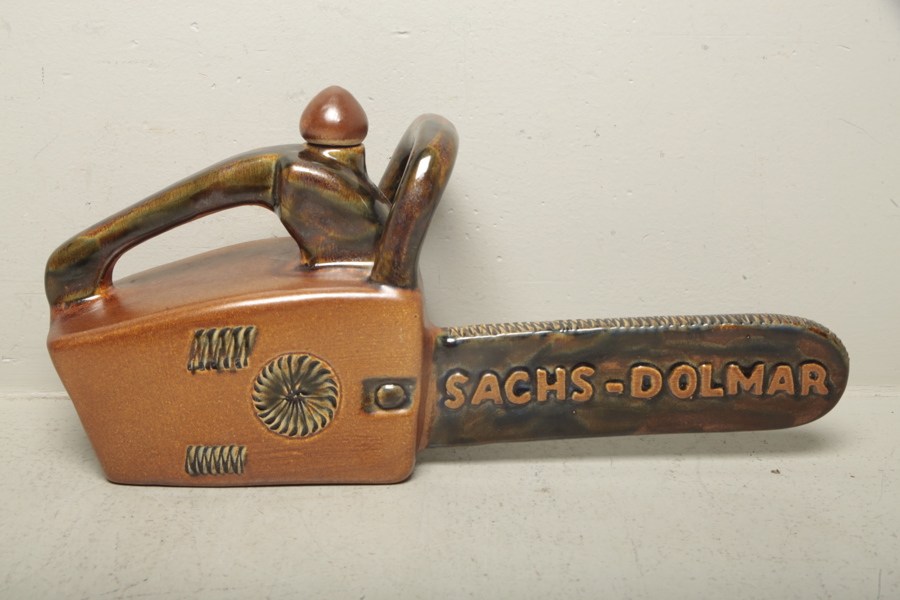 Karaff i form av en motorsåg, "Sachs-Dolmar Keramik"