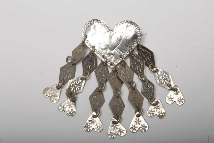 Dräktsmycke, 1900-tal