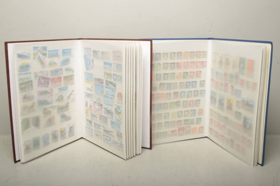 Frimärken, 2 Album- Utländska, Nordiska m.m. 